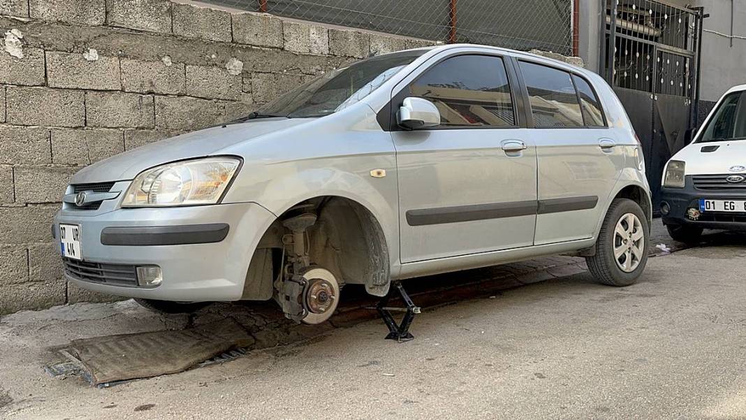 Aracını sokağa park edenler mahalle sakinleri sabah korkunç manzarayla karşılaştı! Apart topar polisi aradılar 9